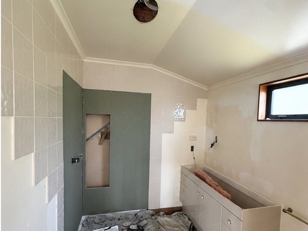 Bathroom before repaint and renovation in Wellington